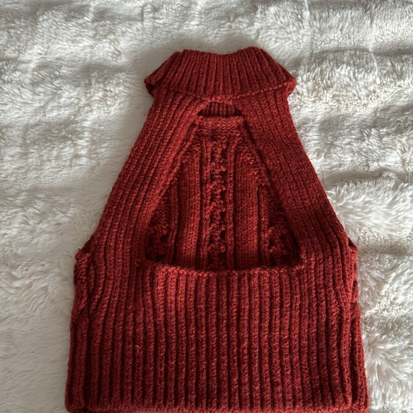 UO Kerrie Mock Neck Sleeveless Sweater - Picture 3 of 6